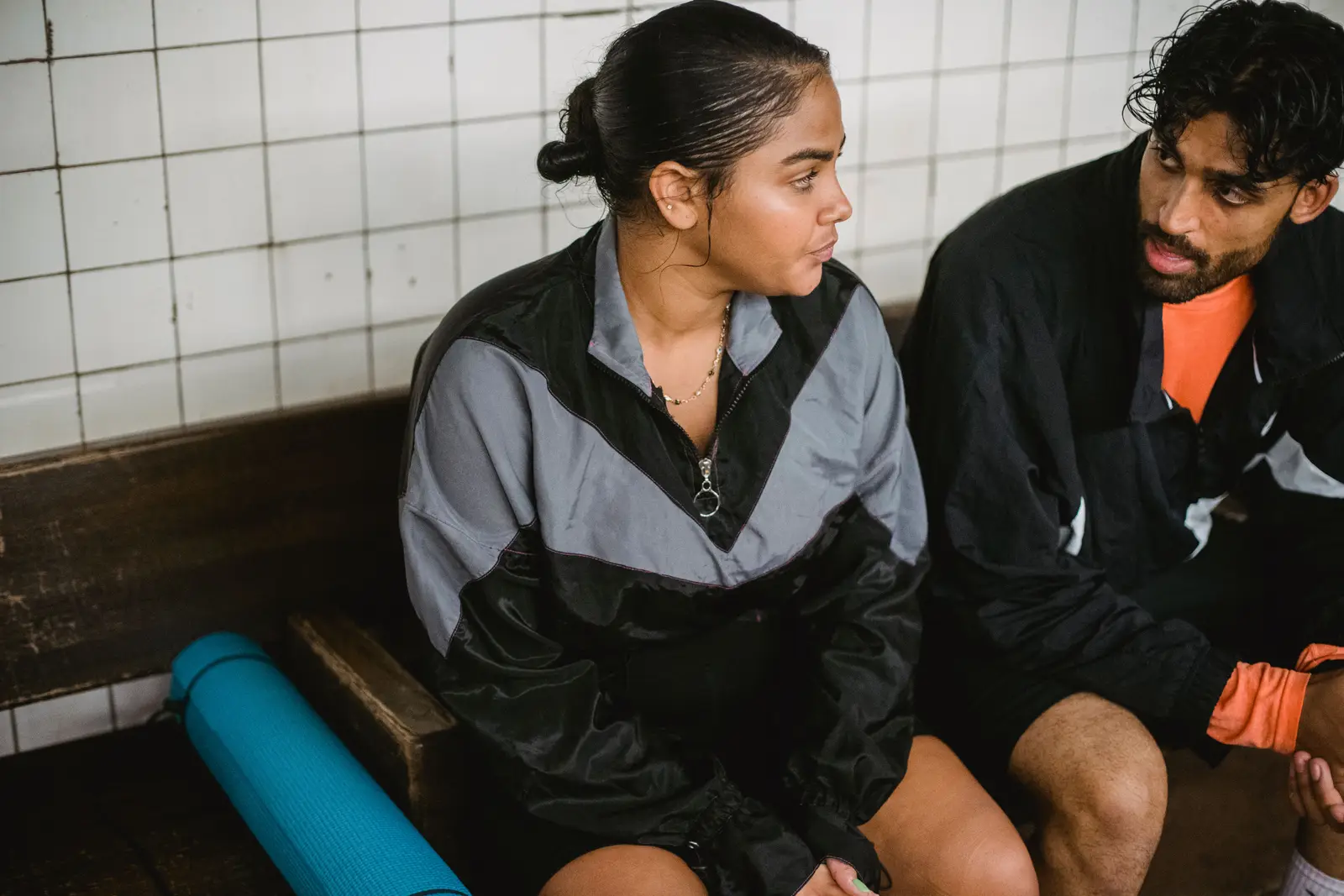 Dos personas descansando tras entrenar