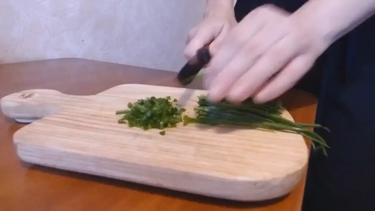 Cortando verdura sobre una tabla