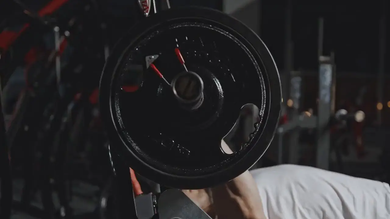 Barra cargada en un gimnasio